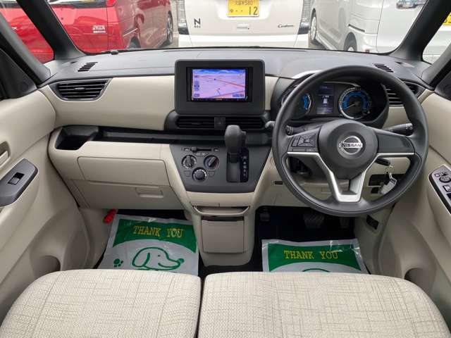 ★インパネ廻り★もちろん大きな傷も御座いません☆安心して運転できるように両席エアバック搭載しております！！軽自動車とは思えない程広く足を伸ばせます！！是非一度試乗はいかがですか？(＃^.^＃)