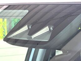 【スマートアシスト】走行中に前方の車両等を認識し、衝突しそうな時は警報とブレーキで衝突回避と被害軽減をアシスト。より安全にドライブをお楽しみいただけます。