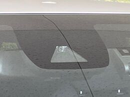 【トヨタセーフティセンス】走行中に前方の車両等を認識し、衝突しそうな時は警報とブレーキで衝突回避と被害軽減をアシスト。より安全にドライブをお楽しみいただけます。