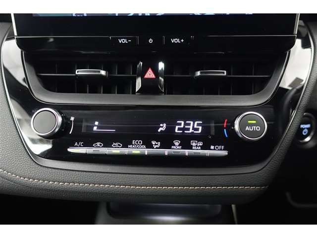 ★エアコンはオートタイプが装着済みです！オートモードにしておけば、車内温度を設定するだけで風の料や吹き出し口の切り替えを機械が行ってくれます！一年中快適な環境を作れますよ♪