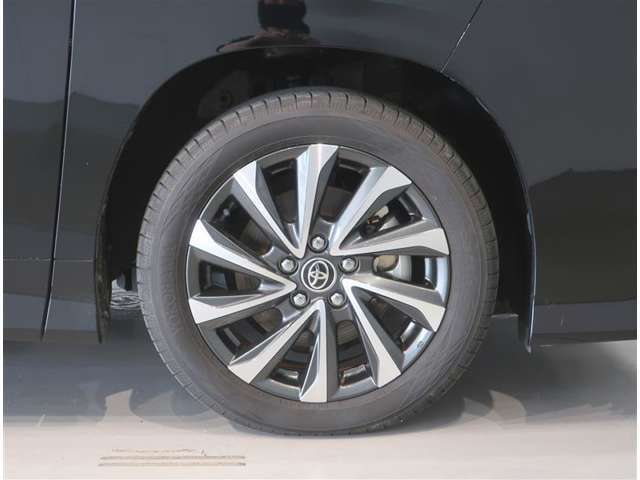 純正のアルミホイール装着車です。タイヤサイズは205/55R17です。