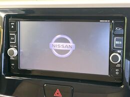 【純正ナビ】人気の純正ナビを装備しております。ナビの使いやすさはもちろん、オーディオ機能も充実！キャンプや旅行はもちろん、通勤や買い物など普段のドライブも楽しくなるはず♪