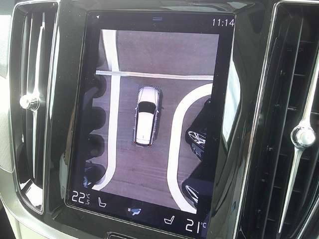 360°カメラが駐車場での運転操作をサポートします。