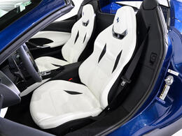V6ツインターボ＋モーターのPHEVユニットは830馬力を発揮し、加速時の高揚感と環境性能を両立します。