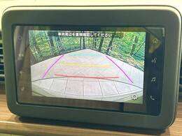 【バックカメラ】駐車時に後方がリアルタイム映像で確認できます。大型商業施設や立体駐車場での駐車時や、夜間のバック時に大活躍！運転スキルに関わらず、今や必須となった装備のひとつです！