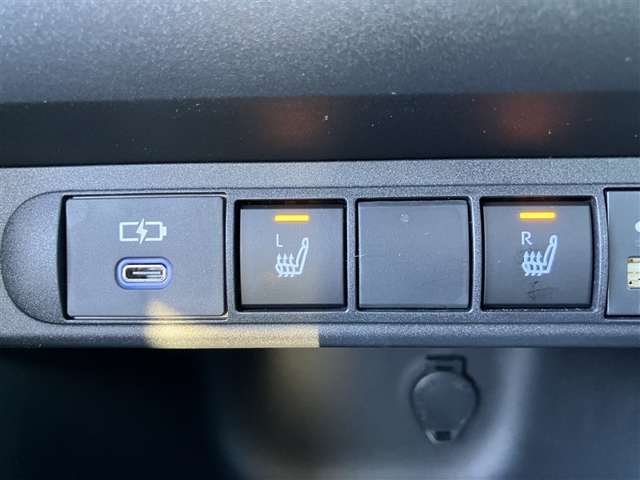 前席はシートヒーター付きです。