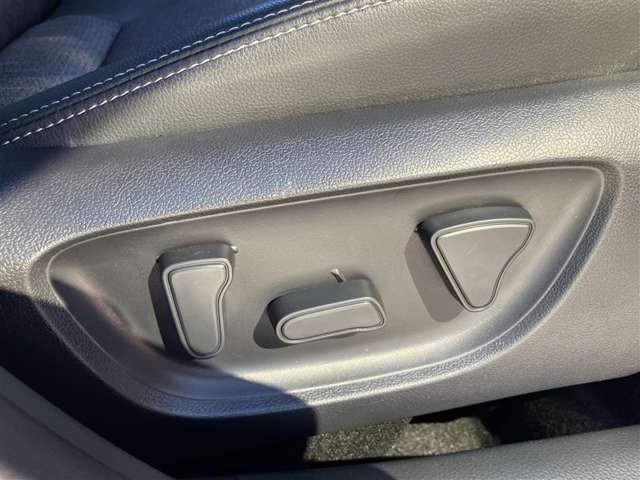 シートポジションの微調整が可能なパワーシート搭載！