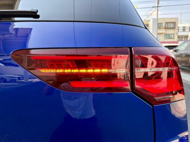 後続車からの視認性に優れるLEDダークテールランプ。ウィンカーは流れる様に点滅する「ダイナミックターンインジケーター」を装備。
