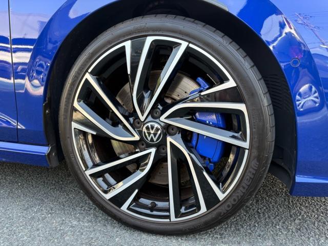 Golf R 専用19インチアルミホイール。ブルーのブレーキキャリパーが「R」の証です。