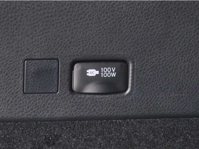 車内において、AC100Vで消費電力の合計が100Wの電気製品を使用することができるシステムです。