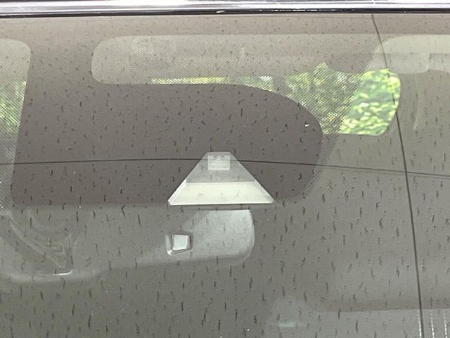 【エマージェンシーブレーキ】走行中に前方の車両等を認識し、衝突しそうな時は警報とブレーキで衝突回避と被害軽減をアシスト。より安全にドライブをお楽しみいただけます。