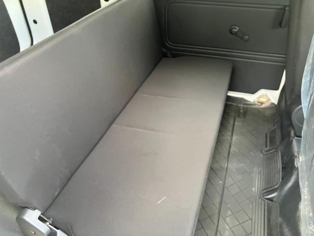 後席も足元広々