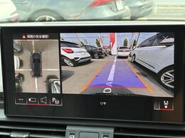 サラウンドビューカメラ『車両の4つのカメラから得た映像を合成し、上空から眺めているような映像をモニターに映し出します。車両周辺の歩行者や障害物などの発見に役立ちます。』