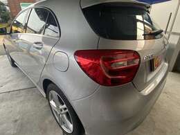 シルバーで落ち着きのあるので男女問わずおすすめです。