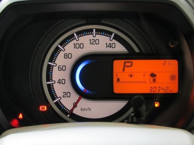 スピードメーター中央にマルチインフォメーションディスプレイが配置されています。