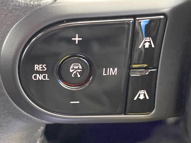 ●アクティブクルーズコントロール：前の車との車間距離を一定にとりつつ、一定速度で自動走行してくれる次世代のクルーズコントロール！主に高速道路や自動車専用道路で使用する便利な機能です！