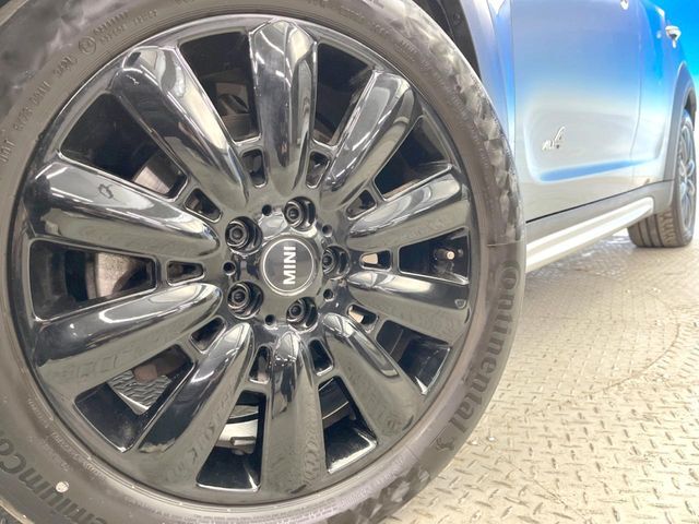 ●純正18インチアルミホイール：輸入車ならではの卓越した走りを支えるホイールと足回りです！日本車の走りに慣れている方にもぜひ体感して頂きたいほど、高いレベルでまとまっています！