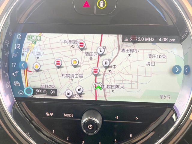 ●純正ナビ:一体感のあるナビは、高級感ある車内を演出してくれます。オーディオ機能も充実しておりますので、運転もより楽しめます♪