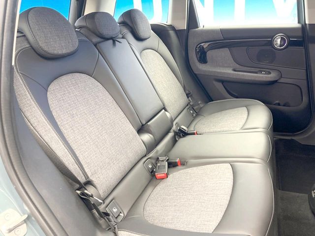 ●後部座席も気になるようなキズ・汚れやへたり等、大きなダメージはなく、良好な状態です。