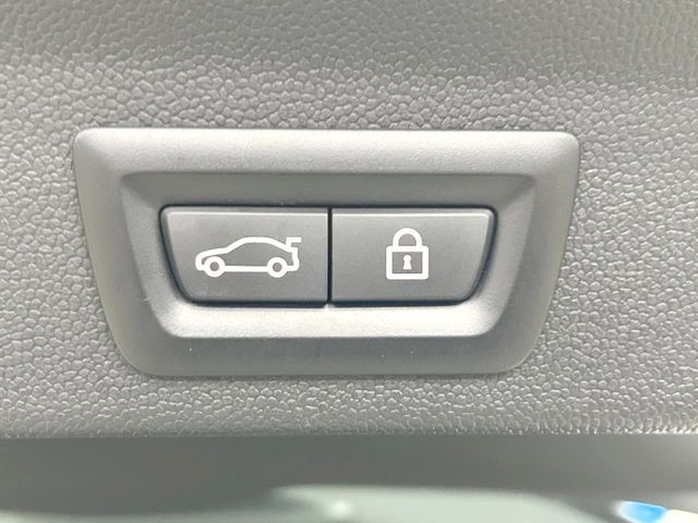 ●電動リアゲート：ワンタッチでリアゲートの開閉ができ、荷物などで両手が塞がっている状態でも簡単に開閉ができる便利機能です。