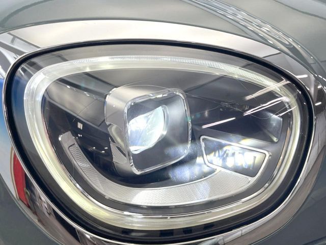 ●LEDヘッドライト：夜間走行時も良好な視界を確保し安心して運転できる高輝度LEDヘッドライトを装備！点灯速度が早く、消費電力も抑えられています。