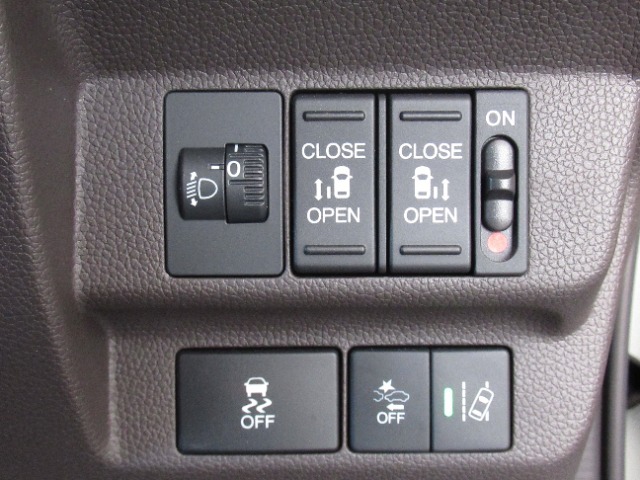 両側電動スライドドアは運転席から操作ができるよう、操作スイッチが付いています。Hondaセンシング用のVSA（ABS＋TCS＋横滑り抑制）解除とレーンキープアシストシステムなどのメインスイッチも装備