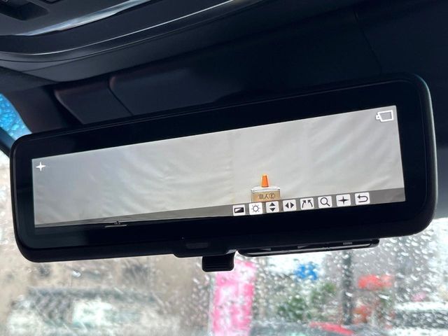 【デジタルインナーミラー】後席の大きな荷物や同乗者で後方が確認しづらい時でも安心！カメラが撮影した車両後方の映像をルームミラー内に表示。クリアな視界で状況の確認が可能です！