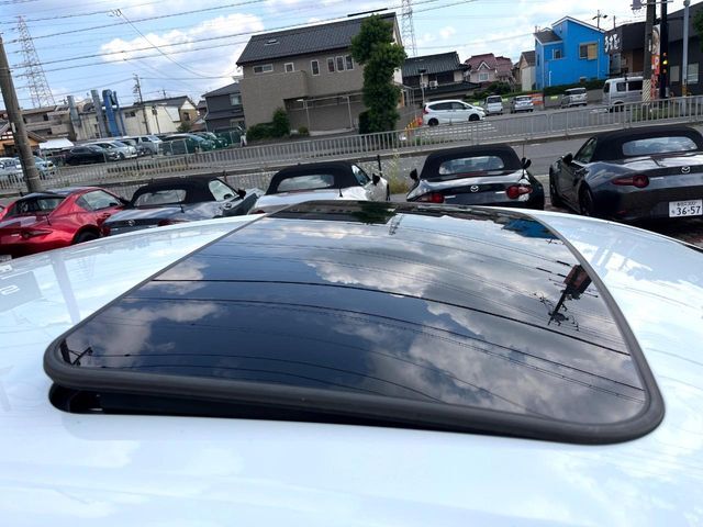 【ムーンルーフ】開放感たっぷりの希少装備ムーンルーフが装着されています！車内に明かりを取り入れたり景色を楽しむ以外にも、車内の空気も簡単に換気できて快適です！