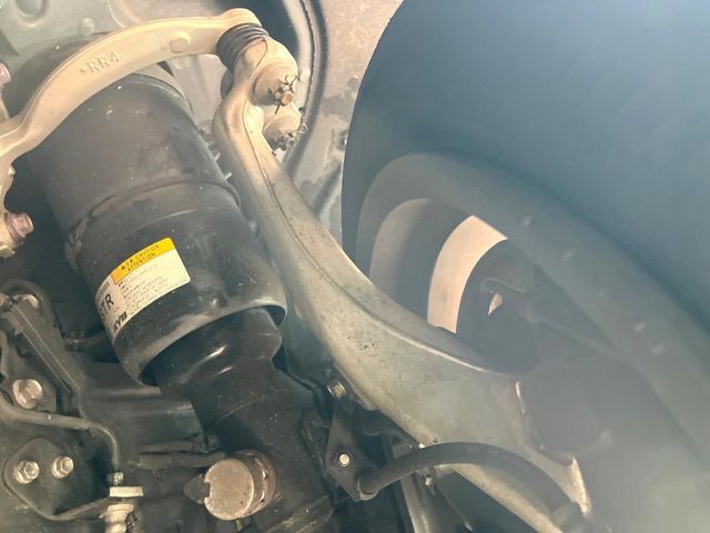 お車を安心してお乗りいただく為には、足回りの定期点検が欠かせません。サービスサポート（有償保証）では無料点検もご提供しており、安心のカーライフをお過ごしいただけるサポート体制が整っています。