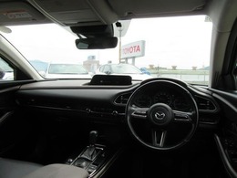 見通しのよいすっきりとした視界で、誰でも運転しやすいです。運転のしやすさは疲れにくさにも繋がりますよ♪