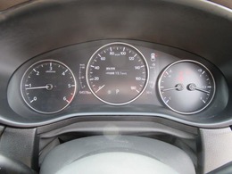 とっても見やすいメーターです。夜間時はラグジュアリーな気分にさせてくれる照明が魅力ですので、夜のドライブも楽しみになりますよ♪