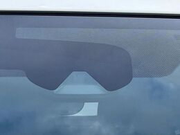 【エマージェンシーブレーキ】走行中に前方の車両等を認識し、衝突しそうな時は警報とブレーキで衝突回避と被害軽減をアシスト。より安全にドライブをお楽しみいただけます。