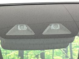 【スマートアシスト】走行中に前方の車両等を認識し、衝突しそうな時は警報とブレーキで衝突回避と被害軽減をアシスト。より安全にドライブをお楽しみいただけます。