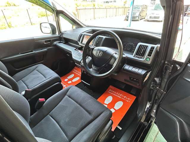 こちら運転席のシートとなっております。破れやタバコ穴など気になると思いますが、こちら破れやタバコ穴は御座いません。しっかりと納車前にシートクリーニングを実施。※定年劣化の使用感は御座います。