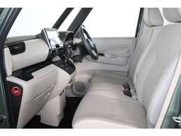 大きなベンチシートで足元もヒロビロ■大型シートで座り心地は快適♪中央には肘掛が付いてゆったりドライブ♪