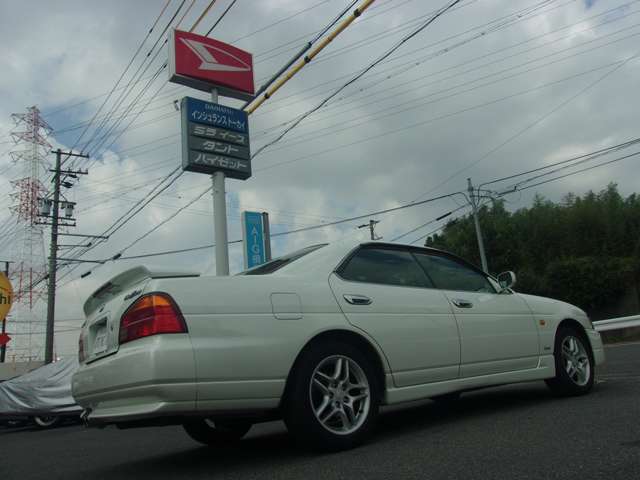 【車でお越しの場合】国道23号線の有松インターで下車して南に向かい2つ目の信号をこえて、すぐ右側にございます。カーセンサーの旗とダイハツのカンバンが目印です！