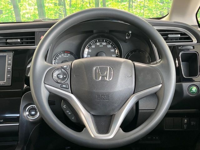 インテリアに合わせたデザインのステアリングは、運転される方のことも考え、運転しやすい形状、大きさです。是非一度、実際に触ってお確かめください。