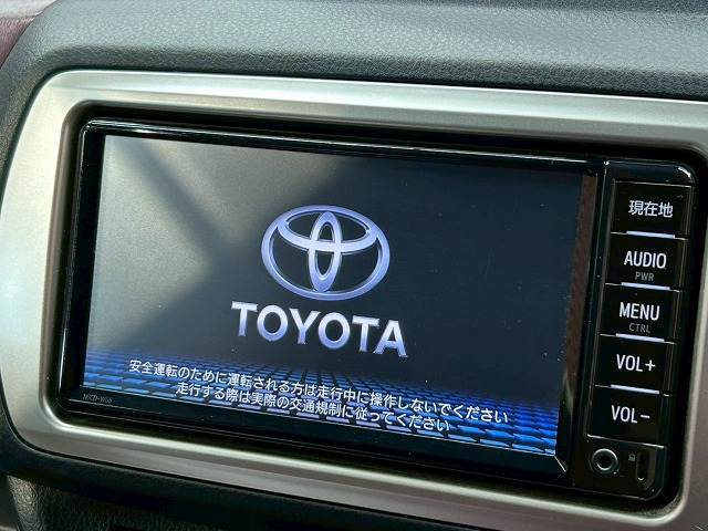 【メーカーオプションナビ】フルセグテレビやブルートゥース接続、DVD再生など多彩な機能を併せ持っており、インパネ周りがすっきりしてます！