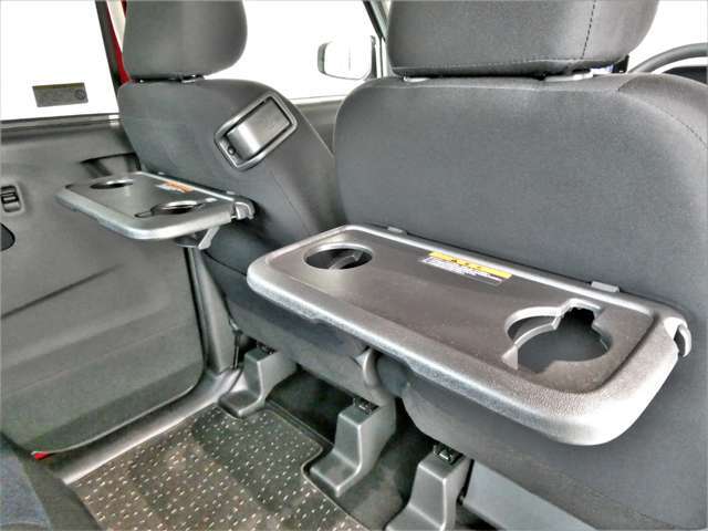 後席用の買い物フック付シートバックテーブルを両側に装備♪