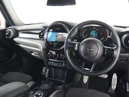 保証に関しましては全国どこの正規ディーラーでもご使用いただける認定中古車保証が付きます。アフターメンテナンスもお近くのディーラーにて行うことができますので安心してお乗りいただけます。