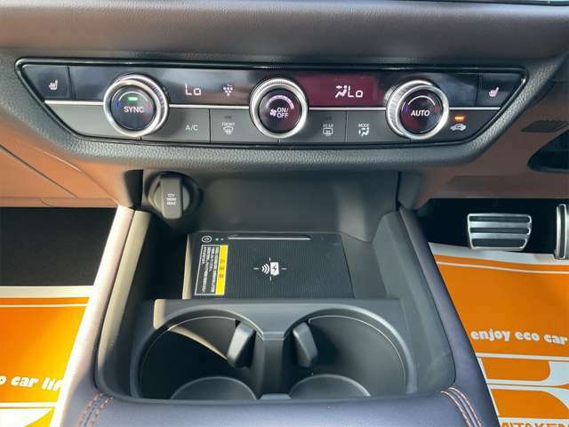 【左右独立オートエアコン】運転席側と助手席側でそれぞれ別の温度設定が可能です。運転者は寒いのに同乗者は暑い！なんて場合も問題ありません。