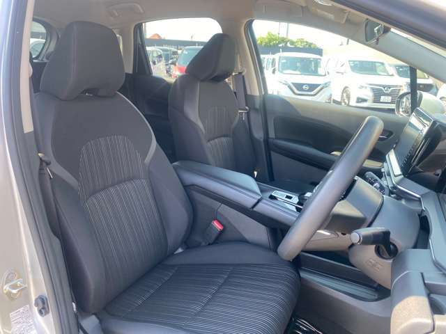 厚みがあって、座り心地のいいシート。運転的も助手席もリラックスしてゆったりと座れます。