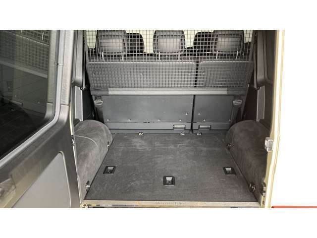【トランク・ラゲッジスペース】奥行きのあるフラットなトランクフロア形状と出っ張りの少ない形状を実現し、使い勝手に優れます。開口部も広く設計されており、荷物の積み降ろしも用意です。