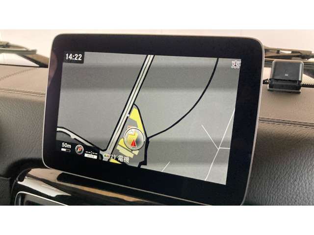 【コマンドシステム】センターのコントローラーとスイッチ類及び音声認識機能により、ナビゲーションやオーディオ＆ビジュアル、車両設定等を安全に操作できます。また高精度ディスプレイを採用しています。