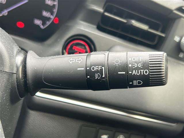 【　オートライト　】オートライトなのでライトの点け忘れを気にすることなく運転が出来ます。
