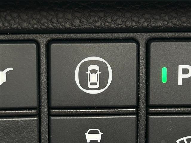 【車線逸脱警報システム】走行時に居眠り、わき見で車線を横切った瞬間に警報で危険を教えてくれます。