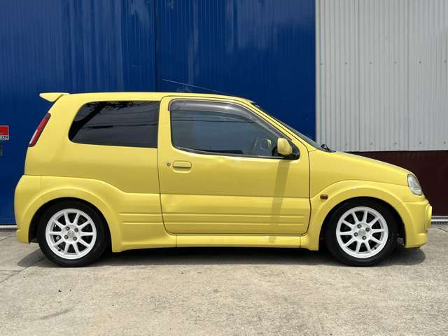 足元には恐らくBLITZ製の車高調を装備しております。程よいローダウンで見た目もかっこいい。乗り心地も悪くないのでオススメの車高調です。
