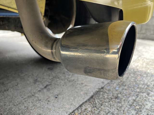 スズキスポーツマフラーが装備されております。程よいサウンドで気持ちよく走れます。ディーラー系ワークスショップのマフラーなので車検なども安心です。