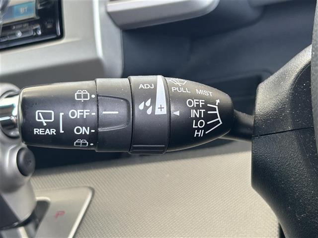 【オートワイパー（AUTO）】雨が降り出した時に、雨滴検出用センサー（レインセンサー）が雨滴を感知すると、自動でワイパーが動作します。