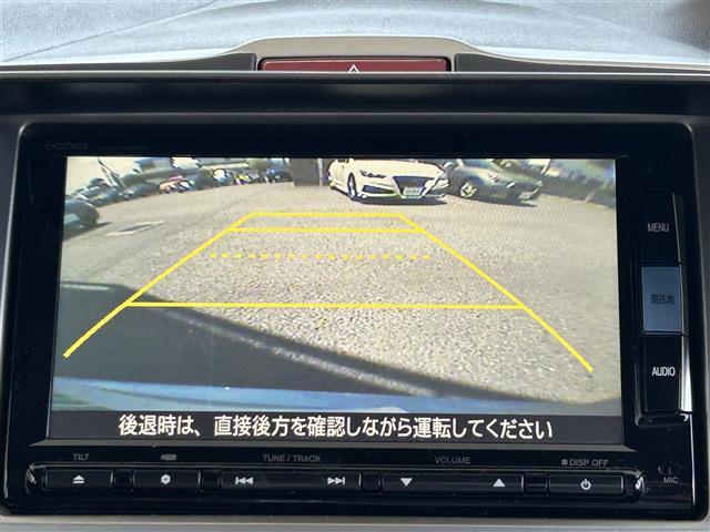 【バックモニター】後ろのカメラの映像をモニターに映し出すことができます！後方の見えない死角や、障害物との距離感をしっかり確認することができます！駐車が苦手な方におすすめです。